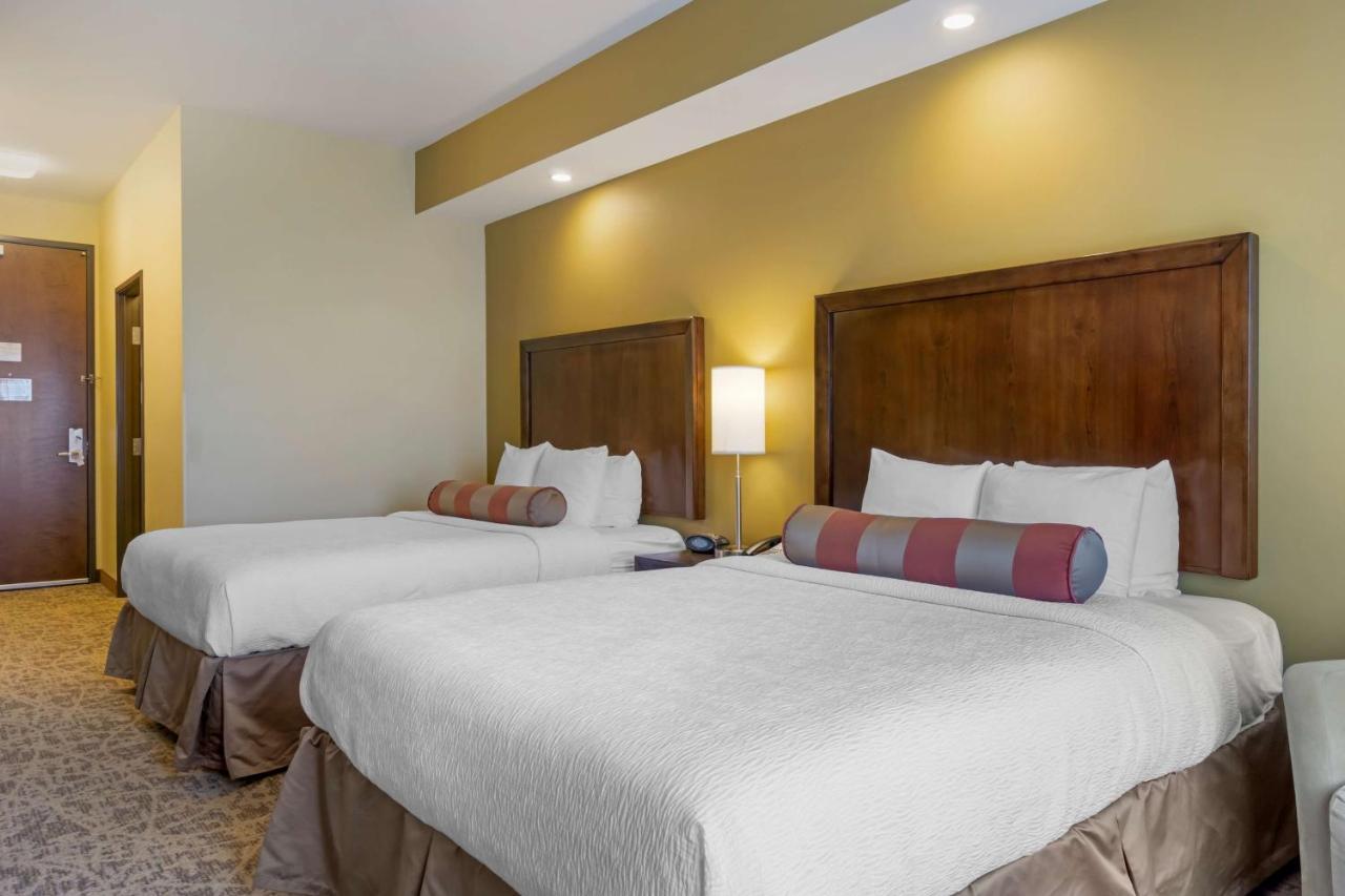 Western & Hotel 3*